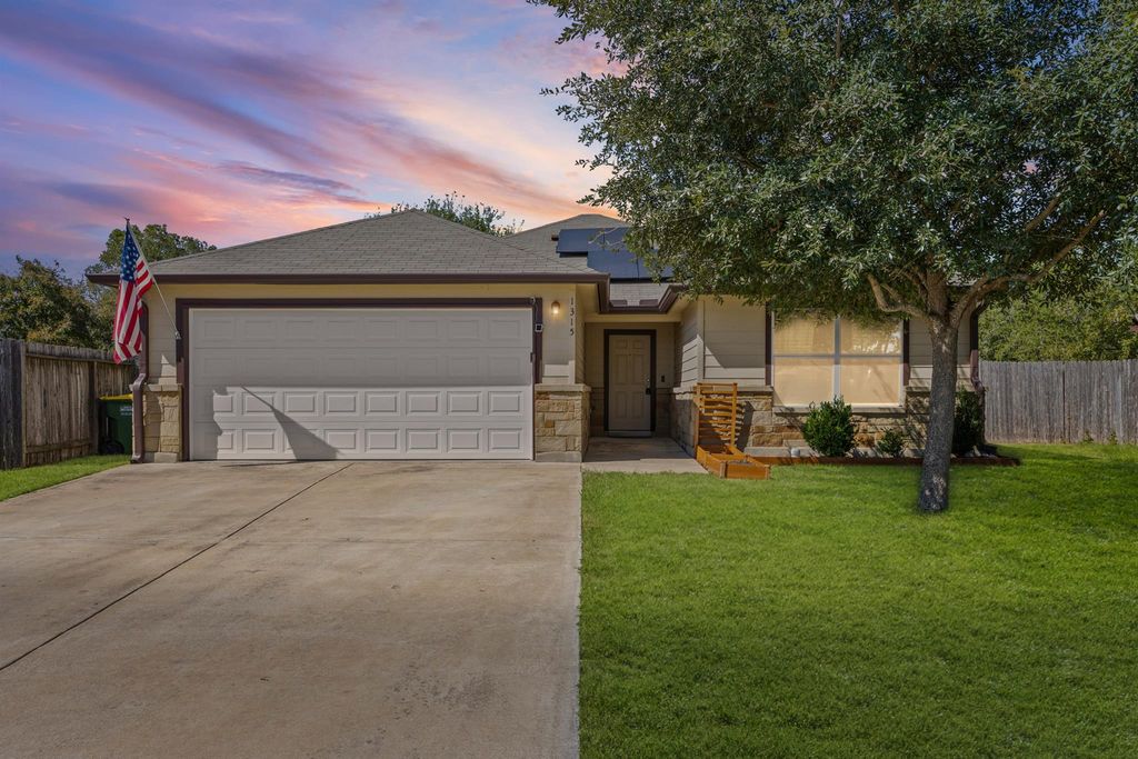 1315 Lantana CT, Gonzales, TX 78629