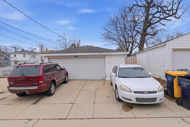 2033 S 77th STREET, West Allis, WI 53219