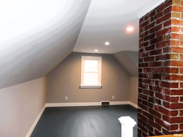 2316 EAST Street, Davenport, IA 52803