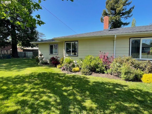 1627 MAPLE St, Myrtle Point, OR 97458