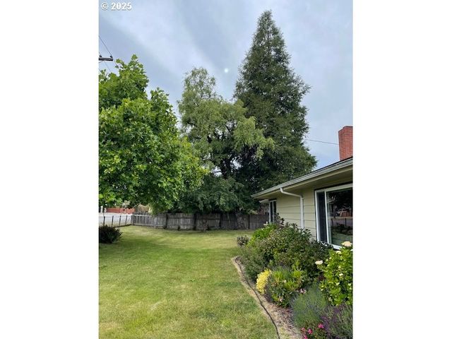 1627 MAPLE St, Myrtle Point, OR 97458