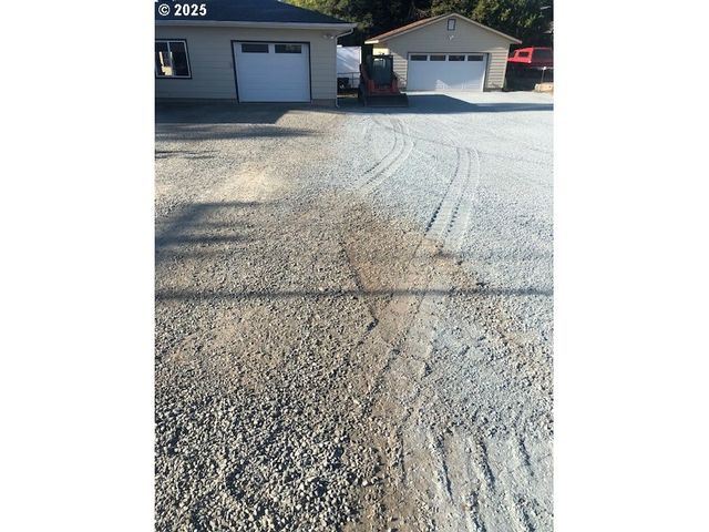 1627 MAPLE St, Myrtle Point, OR 97458