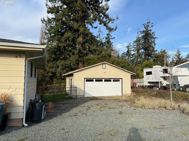 1627 MAPLE St, Myrtle Point, OR 97458