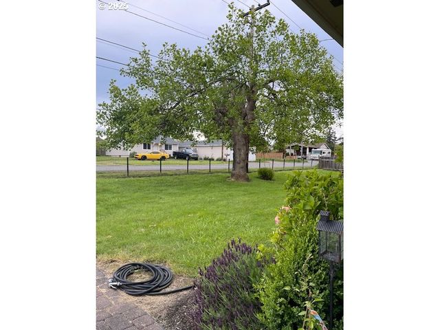 1627 MAPLE St, Myrtle Point, OR 97458