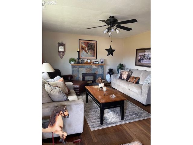 1627 MAPLE St, Myrtle Point, OR 97458