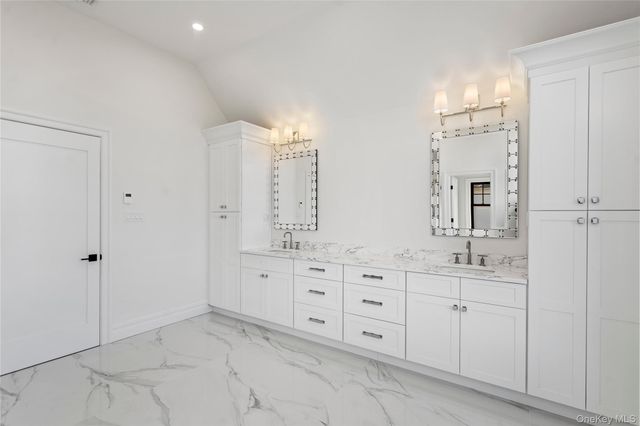 30 Main Parkway, Plainview, NY 11803