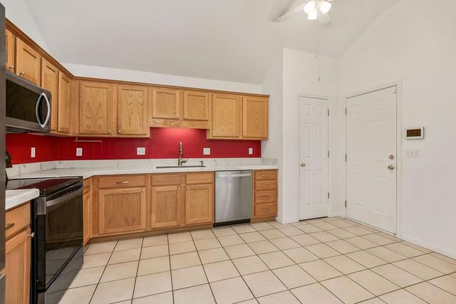 2085 Country View Court, Tonganoxie, KS 66086