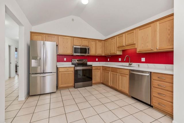 2085 Country View Court, Tonganoxie, KS 66086