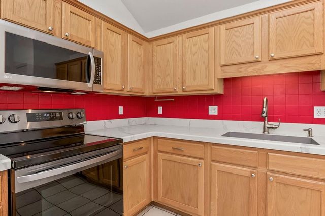 2085 Country View Court, Tonganoxie, KS 66086