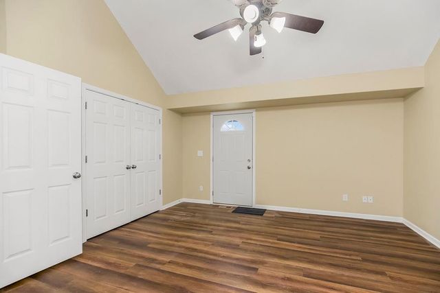 2085 Country View Court, Tonganoxie, KS 66086