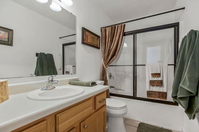 2085 Country View Court, Tonganoxie, KS 66086