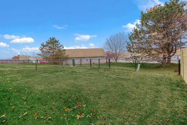 2085 Country View Court, Tonganoxie, KS 66086