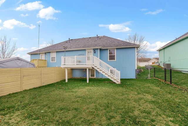 2085 Country View Court, Tonganoxie, KS 66086