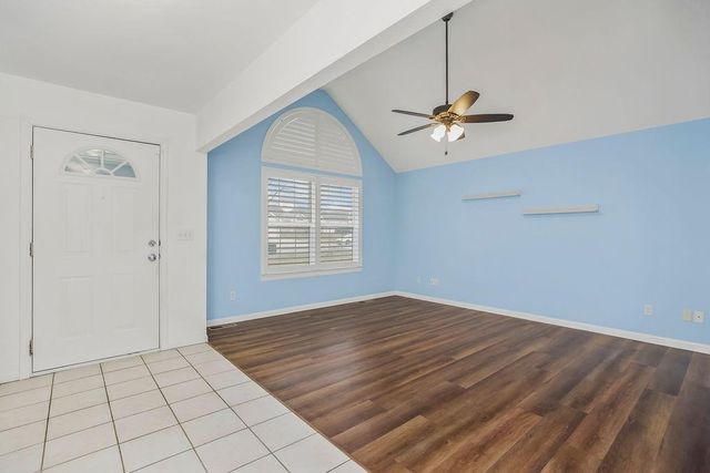 2085 Country View Court, Tonganoxie, KS 66086