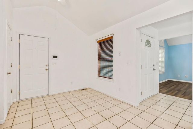 2085 Country View Court, Tonganoxie, KS 66086