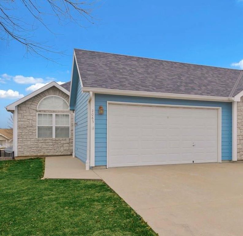 2085 Country View Court, Tonganoxie, KS 66086