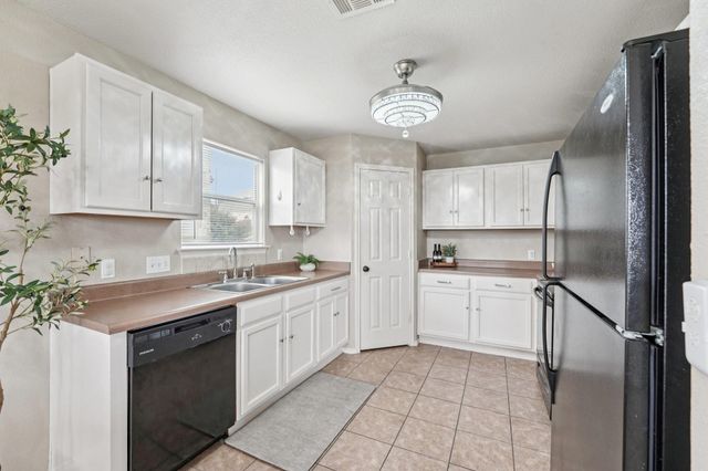 130 Killian LOOP, Hutto, TX 78634