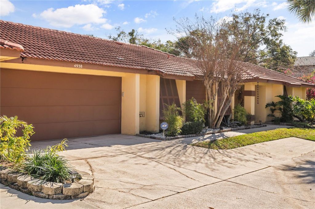 Image 2 of property listing at 4938 SAMOA CIRCLE 6, Orlando, FL 32808