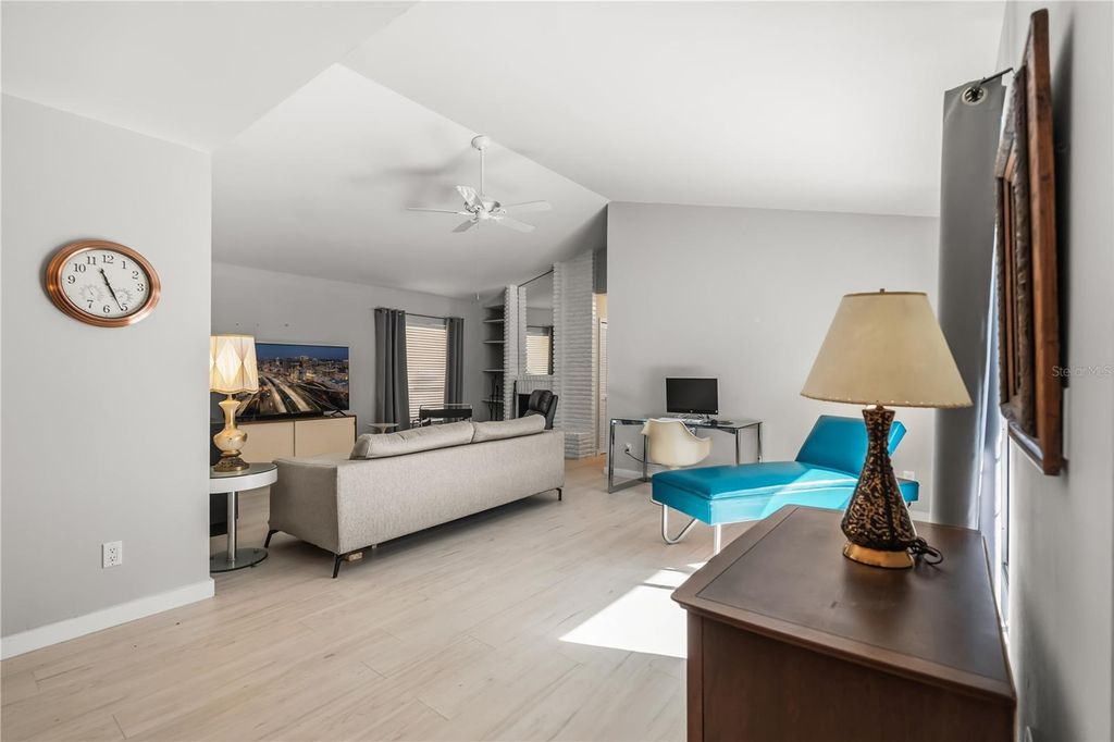 Image 5 of property listing at 4938 SAMOA CIRCLE 6, Orlando, FL 32808