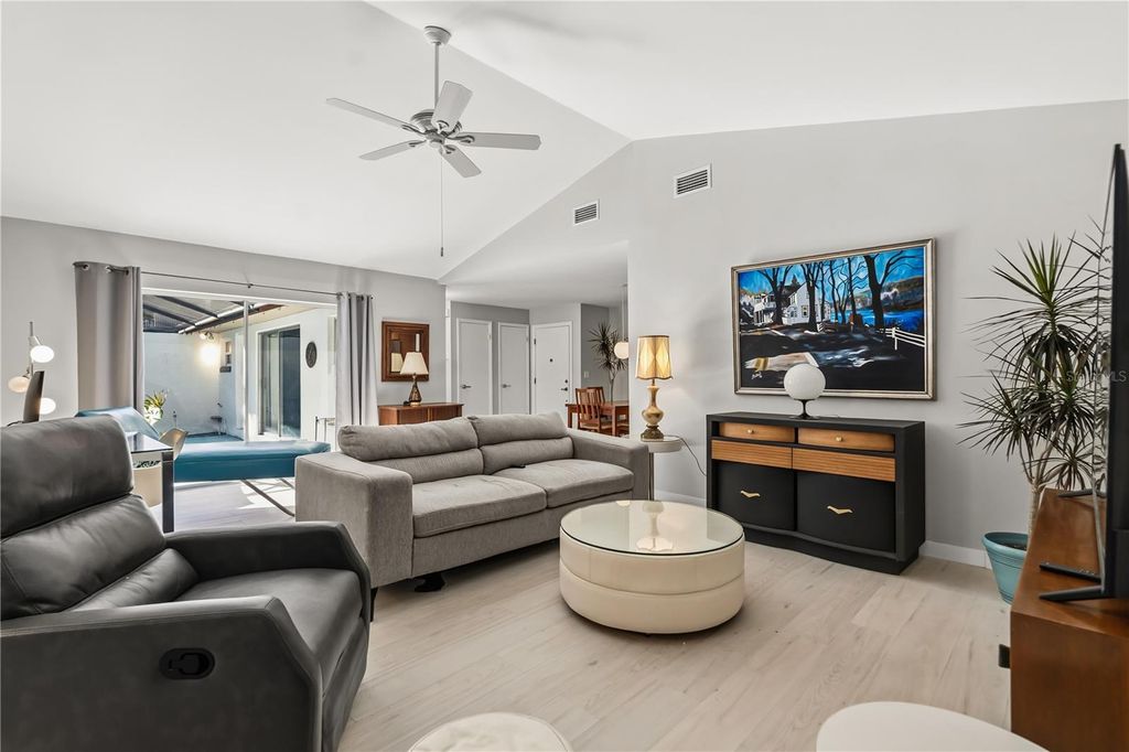 Image 6 of property listing at 4938 SAMOA CIRCLE 6, Orlando, FL 32808