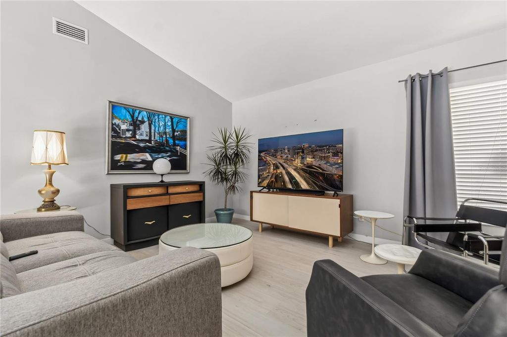 Image 7 of property listing at 4938 SAMOA CIRCLE 6, Orlando, FL 32808