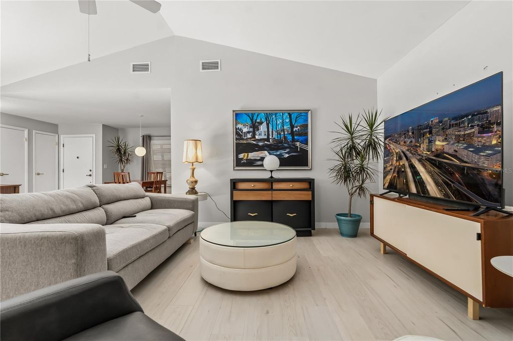 Image 8 of property listing at 4938 SAMOA CIRCLE 6, Orlando, FL 32808