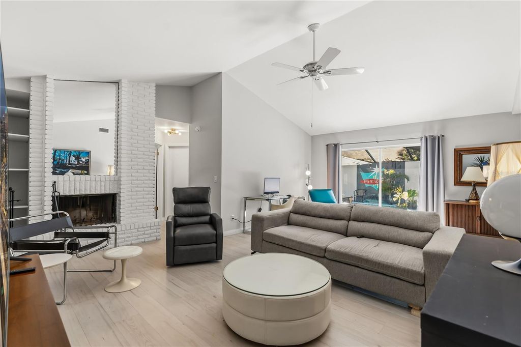 Image 9 of property listing at 4938 SAMOA CIRCLE 6, Orlando, FL 32808