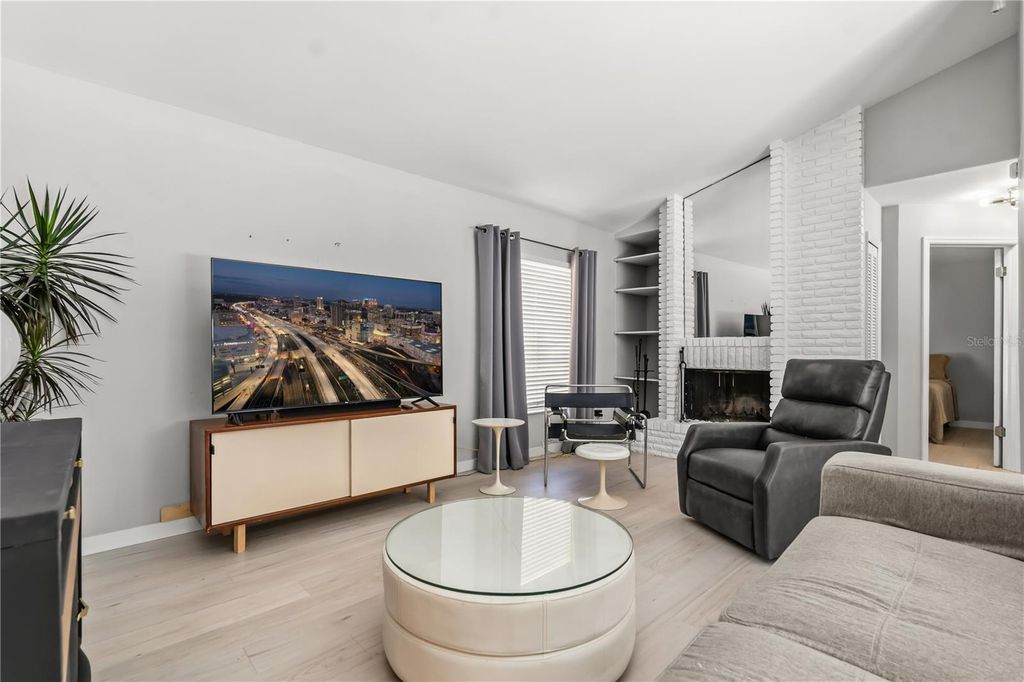 Image 10 of property listing at 4938 SAMOA CIRCLE 6, Orlando, FL 32808