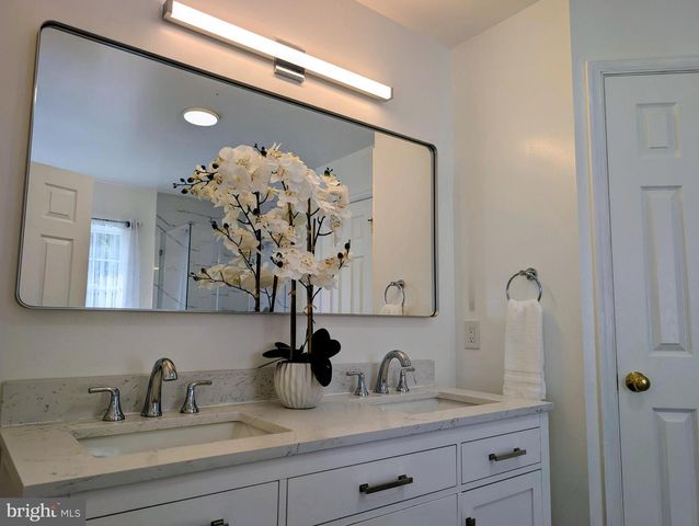 11 MILLER CIR, Pennington, NJ 08534