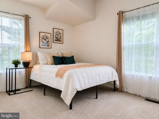 11 MILLER CIR, Pennington, NJ 08534