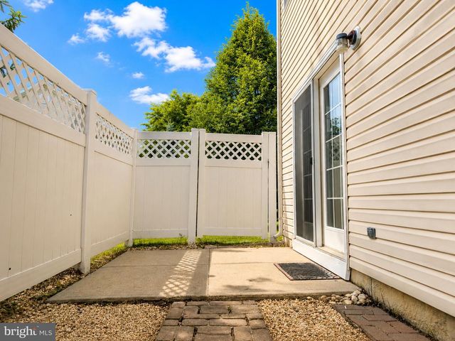 11 MILLER CIR, Pennington, NJ 08534