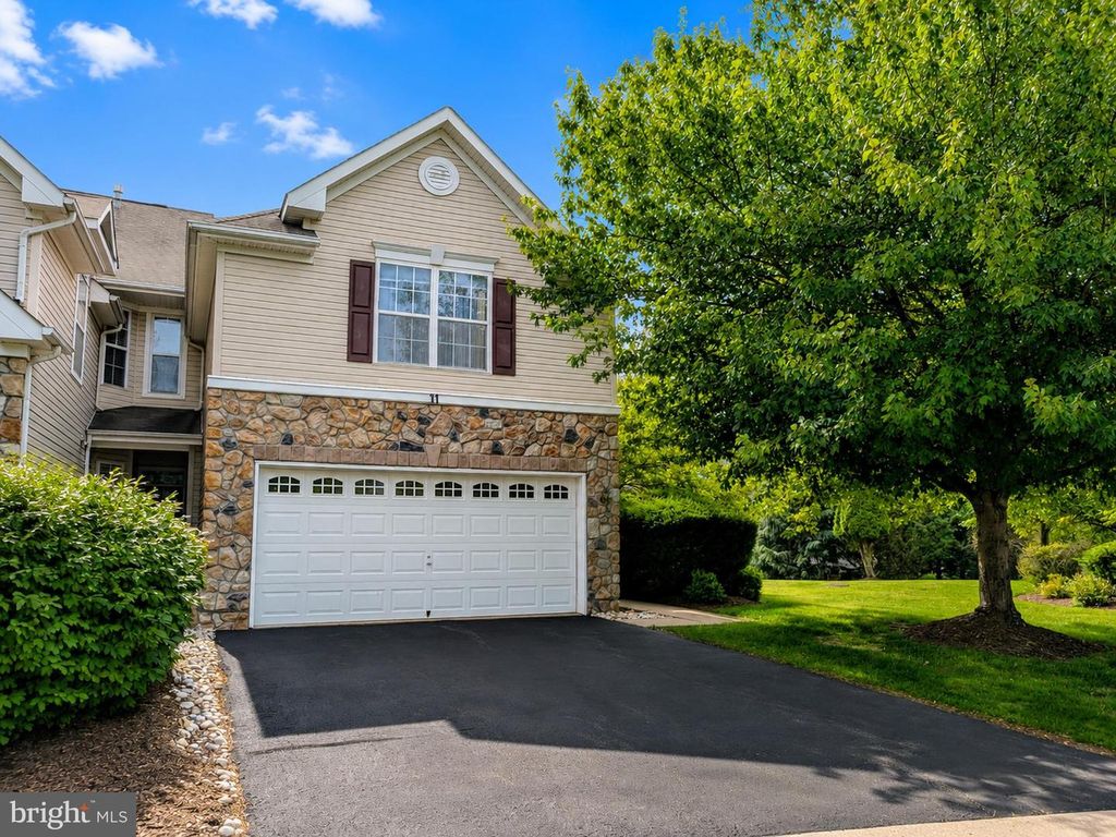 11 MILLER CIR, Pennington, NJ 08534