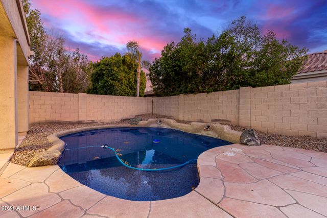 563 E KRISTA Way, Tempe, AZ 85284