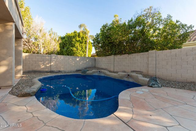 563 E KRISTA Way, Tempe, AZ 85284