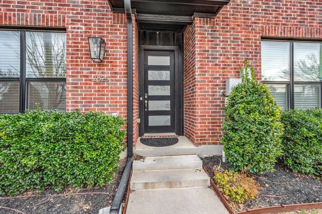 2825 Stanley Avenue, Fort Worth, TX 76110