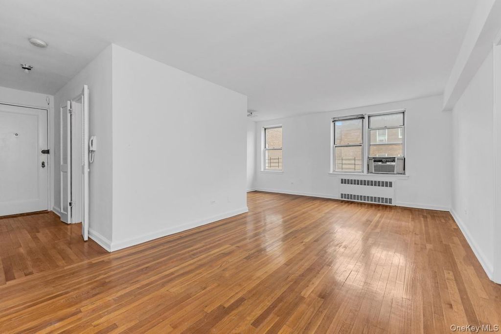 67-07 Yellowstone Boulevard 5F, Forest Hills, NY 11375 — photo 4