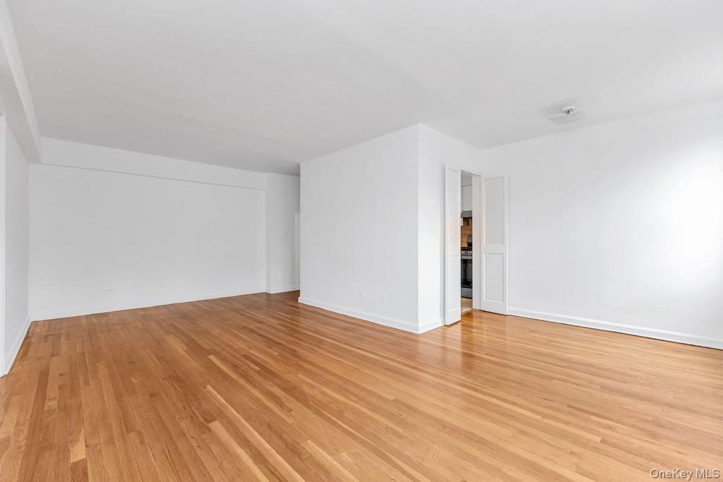 67-07 Yellowstone Boulevard 5F, Forest Hills, NY 11375 — photo 5