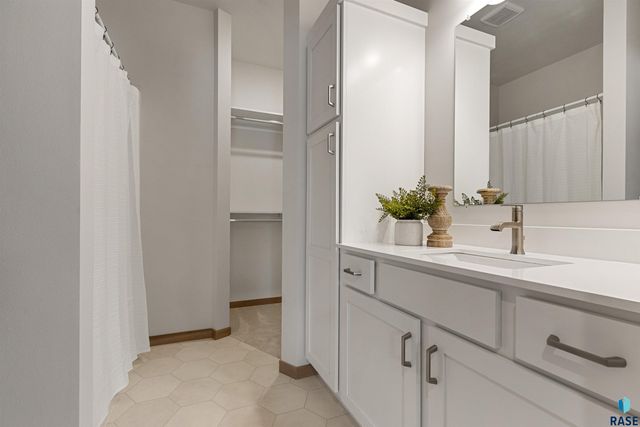 9208 W Counsel St Street, Sioux Falls, SD 57106