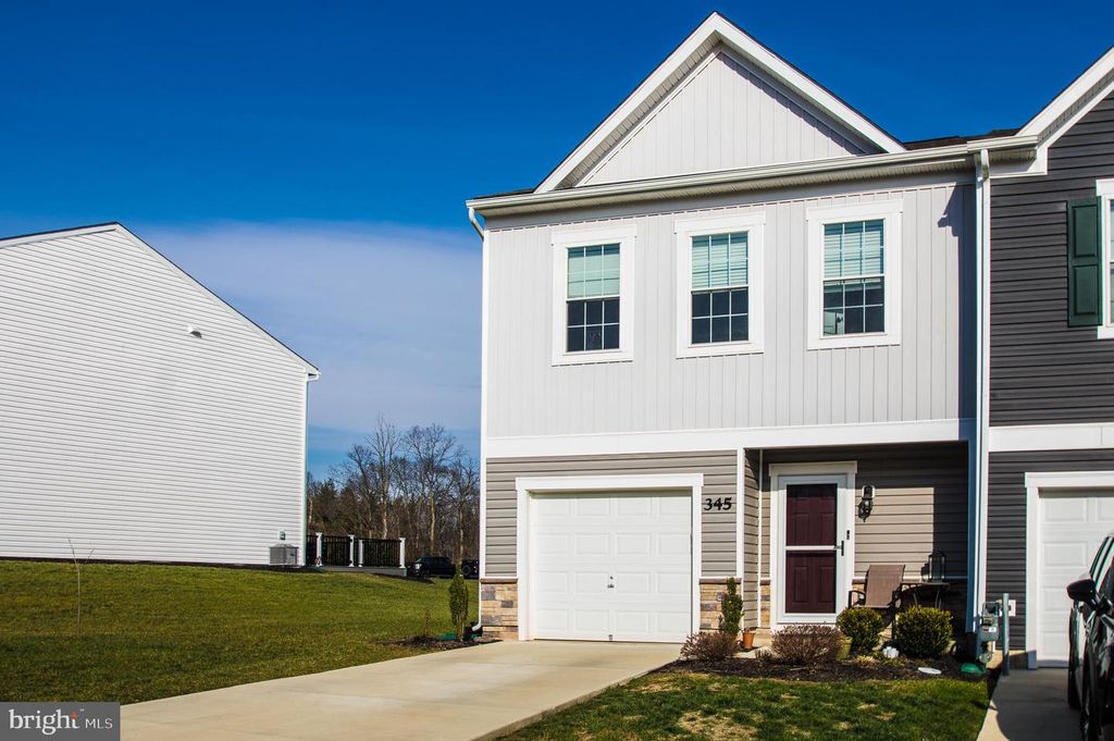 345 MAPLE RUN DR, York, PA 17404