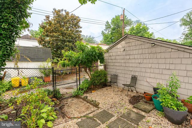 240 HENLEY RD, Wynnewood, PA 19096