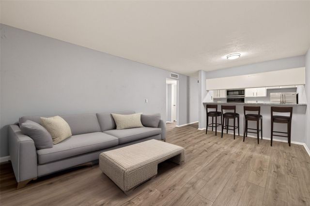 7313 Gulf Freeway 904, Houston, TX 77017