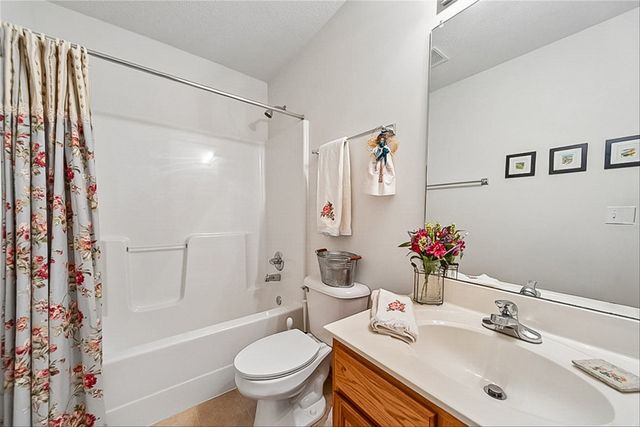 2300 E Luster Lane 5, Des Moines, IA 50320
