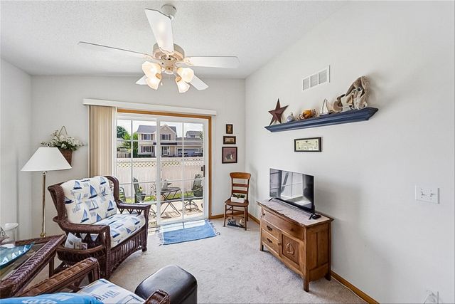2300 E Luster Lane 5, Des Moines, IA 50320