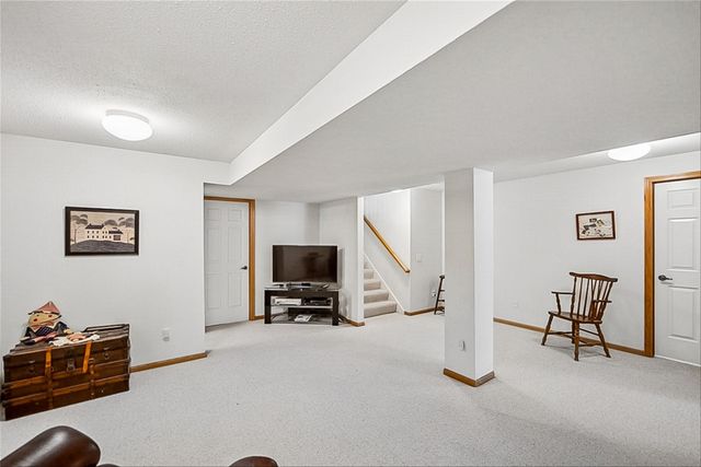 2300 E Luster Lane 5, Des Moines, IA 50320