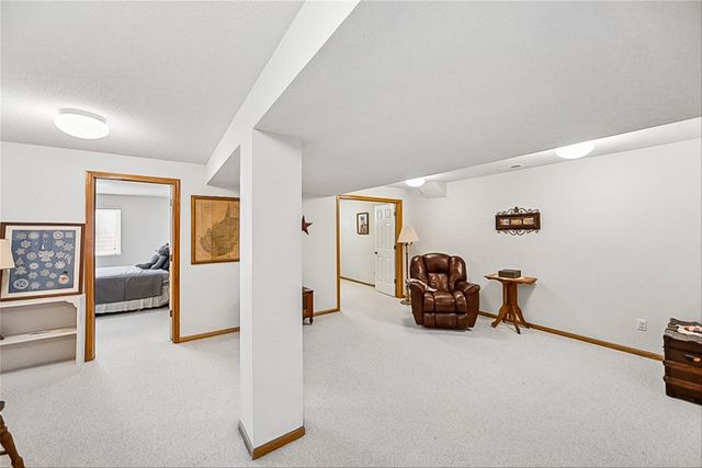 2300 E Luster Lane 5, Des Moines, IA 50320
