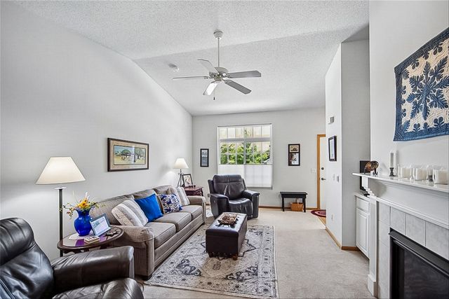 2300 E Luster Lane 5, Des Moines, IA 50320