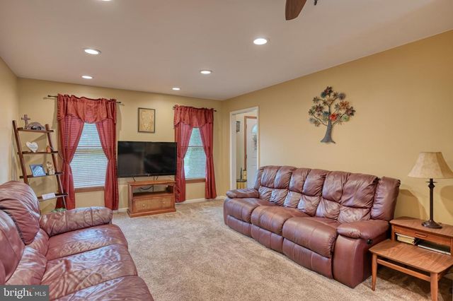 3320 ROTHSVILLE, Akron, PA 17501