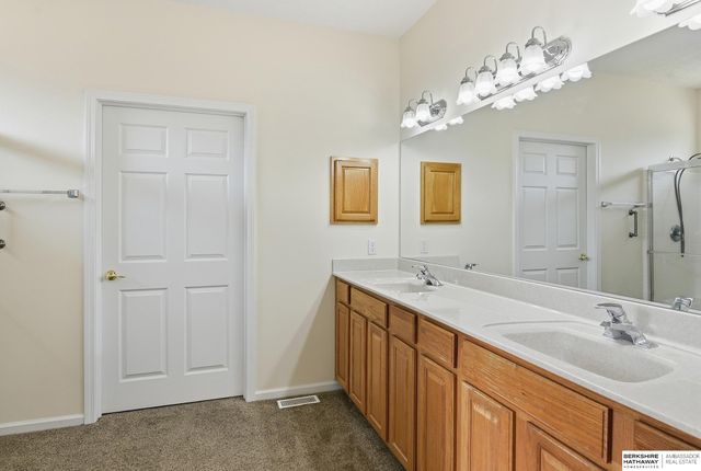 1719 S 190th Plaza, Omaha, NE 68130