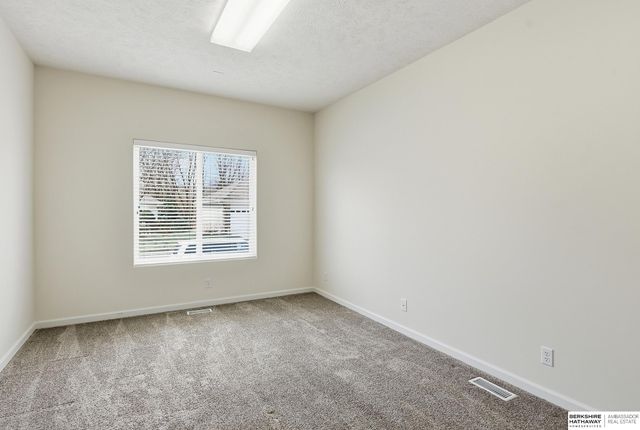 1719 S 190th Plaza, Omaha, NE 68130
