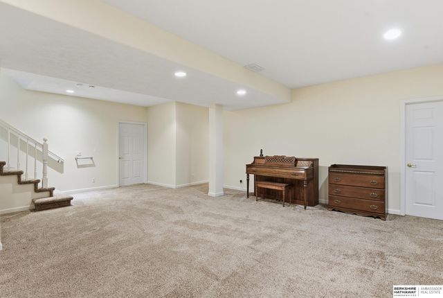 1719 S 190th Plaza, Omaha, NE 68130